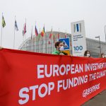 Aktivis Greenpeace Luksemburg saat melakukan protes atas Bank Investasi Eropa yang terus berinvestasi pada industri yang menimbulkan polusi yang memicu krisis iklim. (Foto: Greenpeace / Lise Bockler)