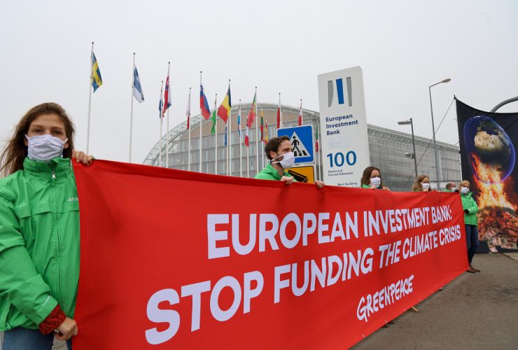 Aktivis Greenpeace Luksemburg saat melakukan protes atas Bank Investasi Eropa yang terus berinvestasi pada industri yang menimbulkan polusi yang memicu krisis iklim. (Foto: Greenpeace / Lise Bockler)