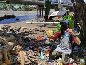 Sampah banyak berserakan di tepian sungai di Gorontalo. Foto: Sarjan Lahay/ Mongabay Indonesia