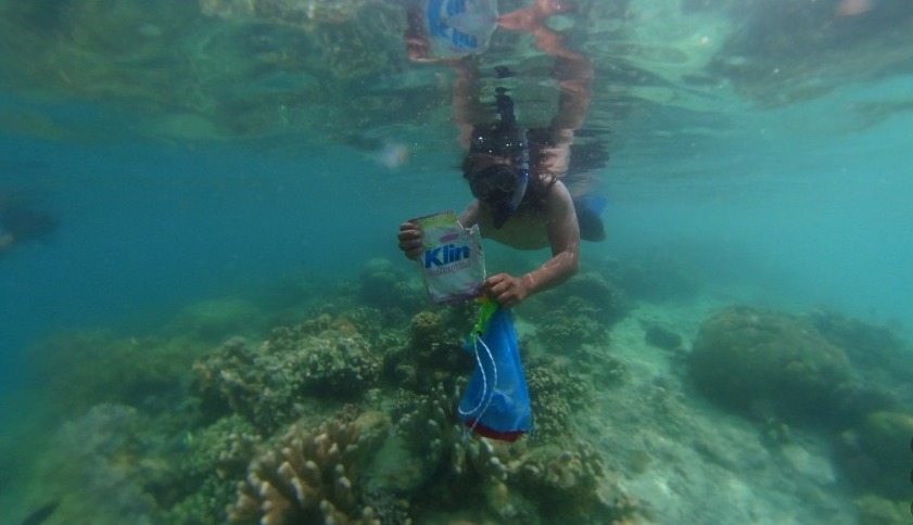 Amiruddin mutaqin dari team Ekspedisi Sungai Nusantara melakukan aksi bersih-bersih sampah plastik di terumbu karang yang merusak terumbu karang tanjung karang donggala. (Foto: Ekspedisi Sungai Nusantara)