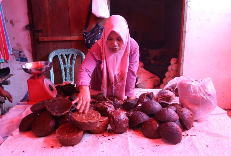 Yanti Kadir, sedang sibuk melayani pembeli di Pasar Kamis Tapa di Desa Talumopatu, Kecamatan Tapa, Kabupaten Bone Bolango, Gorontalo. (Foto: Sarjan Lahay)