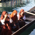 Anak-anak Suku Bajo Torosiaje saat ingin ke sekolah menggunakan perahu. (Foto: Sarjan Lahay)