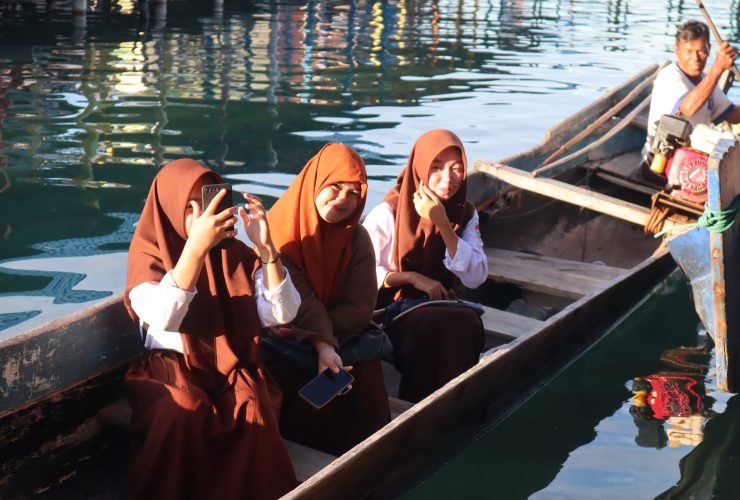 Anak-anak Suku Bajo Torosiaje saat ingin ke sekolah menggunakan perahu. (Foto: Sarjan Lahay)