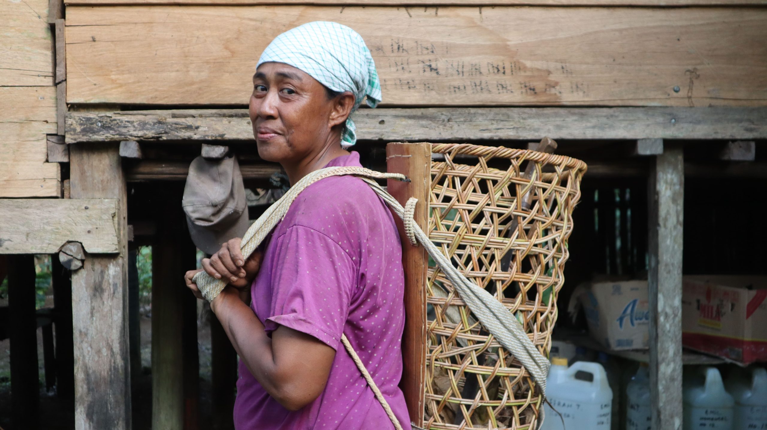 Perempuan bangkep, yang hidup bergantung alam sekitar. Foto: Sarjan Lahay/ Mongabay Indonesia