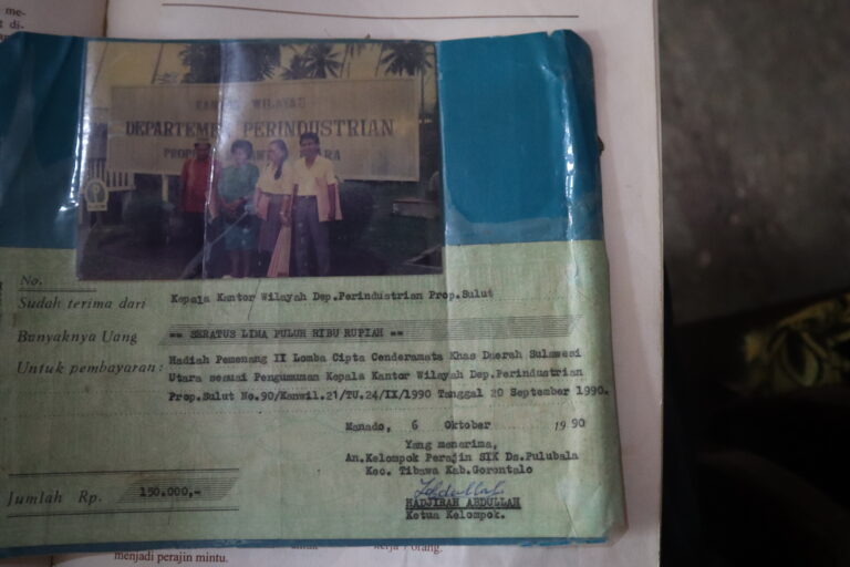 Hadjirah Abdullah, perajin upiya karanji dari Kabupaten Gorontalo jadi pemenang lomba cipta cenderamata pada 1990. Foto: dokumen Hadjirah Abdullah