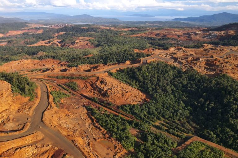Tambang nikel di sejumlah wilayah di Pulau Sulawesi berdampak pada deforestasi dan terampasnya ruang hidup petani, nelayan dan masyarakat adat. Foto: WALHI.