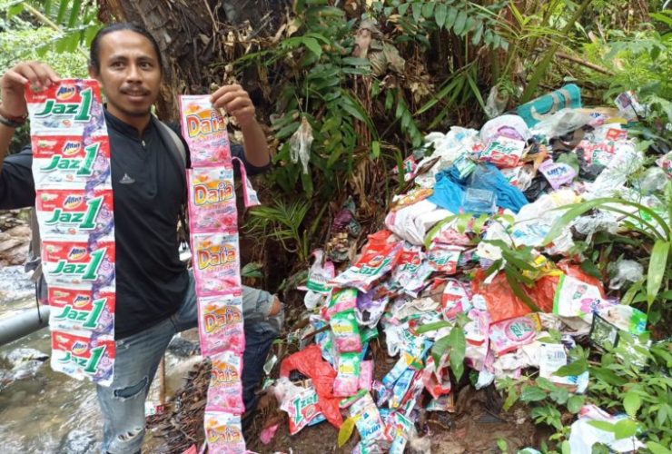 Sampah-sampah kemasan plastik di Ambon, Maluku. Foto: Ecoton