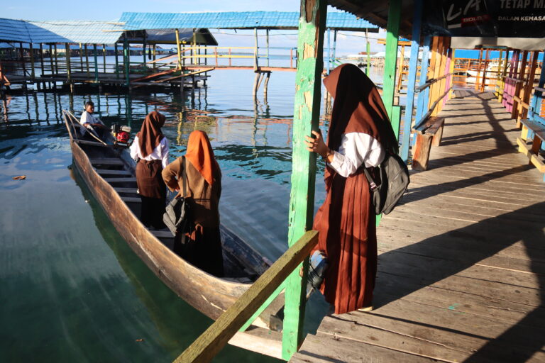 Anak-anak Suku Bajo Torosiaje saat ingin ke sekolah menggunakan perahu. (Foto: Sarjan Lahay)
