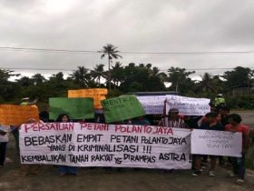 Demonstrasi petani menuntut pembebasan 4 orang terdakwa tuduhan pencurian sawit. Foto Walhi Sulteng/ Mongabay Indonesia