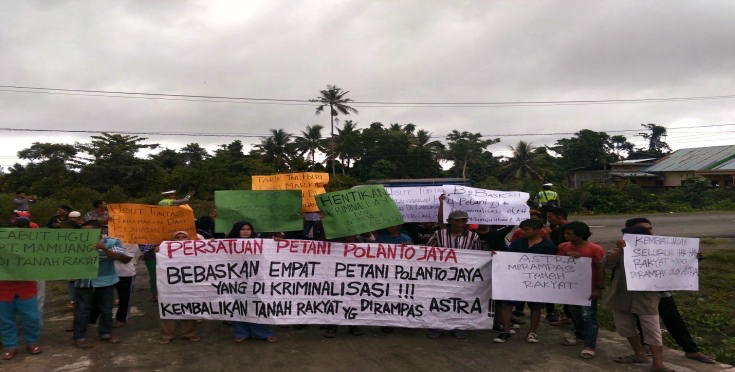 Demonstrasi petani menuntut pembebasan 4 orang terdakwa tuduhan pencurian sawit. Foto Walhi Sulteng/ Mongabay Indonesia