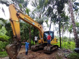Alat berat perusahaan tambang. (Foto: Sarjan lahay/ Mongabay Indonesia)