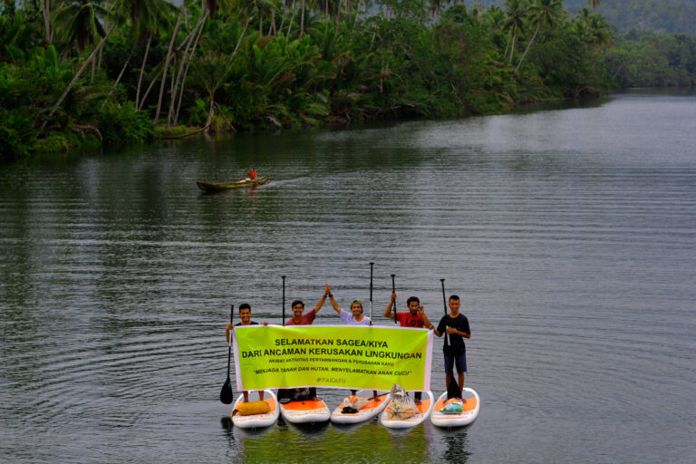 Pemuda Sagea melakukan Kampanye penyelamatan sungai dan Goa Bokimoruru dari ancaman pertambangan nikel, sejak lama dan terbukti, sekarang tercema. Foto: Save Sagea