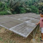 Mahmud Idris saat di PLTS yang ada di Desa Ilomata (Foto: Sarjan Lahay)