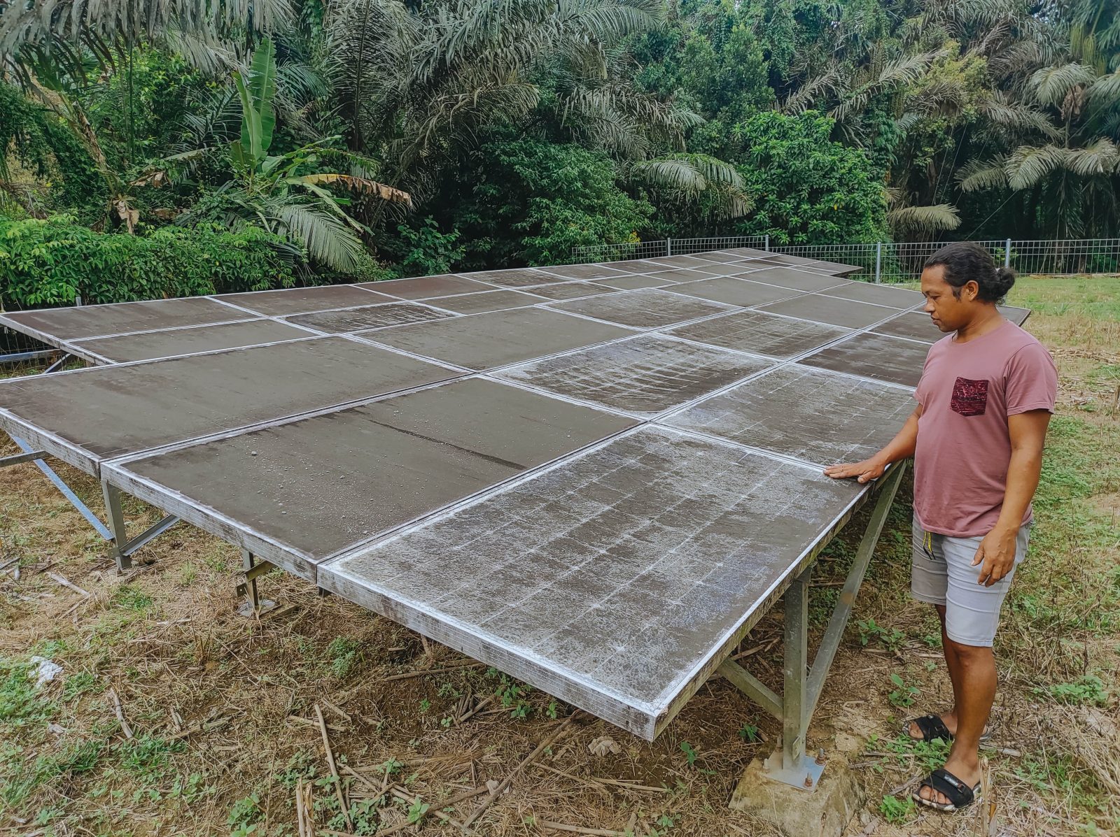 Mahmud Idris saat di PLTS yang ada di Desa Ilomata (Foto: Sarjan Lahay)