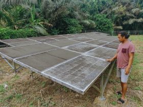 Mahmud Idris saat di PLTS yang ada di Desa Ilomata (Foto: Sarjan Lahay)
