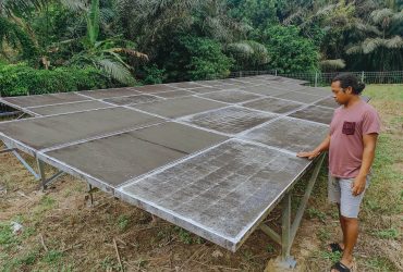 Mahmud Idris saat di PLTS yang ada di Desa Ilomata (Foto: Sarjan Lahay)