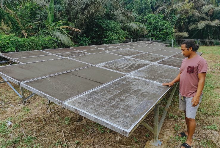 Mahmud Idris saat di PLTS yang ada di Desa Ilomata (Foto: Sarjan Lahay)