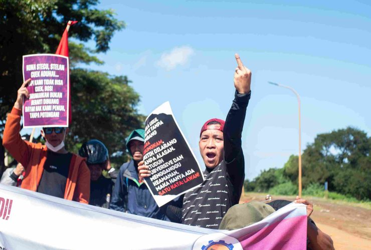 Serikat Buruh Industri Pertambangan dan Energi (SBIPE) Kawasan Industri Bantaeng (KIBA) saat melakukan aksi demonstrasi di depan gerbang utama kawasan industri. (Foto: SBIPE KIBA)