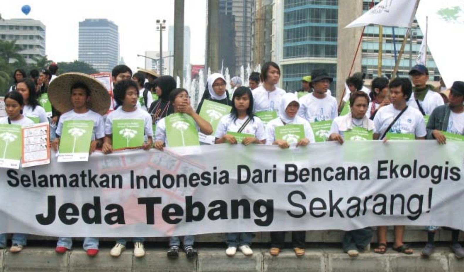 Aksi Hari Bumi 2007 yang digelar oleh Walhi (Foto: Dalam buku berjudul Menjadi Environmentalis Itu Gampang)