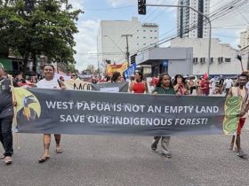 Masyarakat Adat Papua Barat berunjuk rasa di sela-sela perhelatan Konferensi Perubahan Iklim- COP30 UNFCCC yang berlangsung di Belem, Brasil, Sabtu, 15 November 2025. (dok/ JustCOP.)