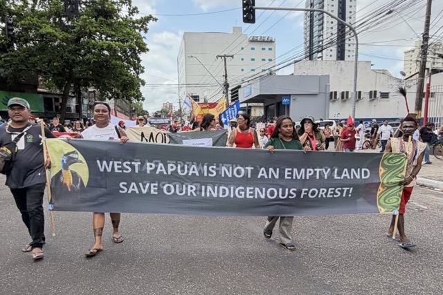 Masyarakat Adat Papua Barat berunjuk rasa di sela-sela perhelatan Konferensi Perubahan Iklim- COP30 UNFCCC yang berlangsung di Belem, Brasil, Sabtu, 15 November 2025. (dok/ JustCOP.)