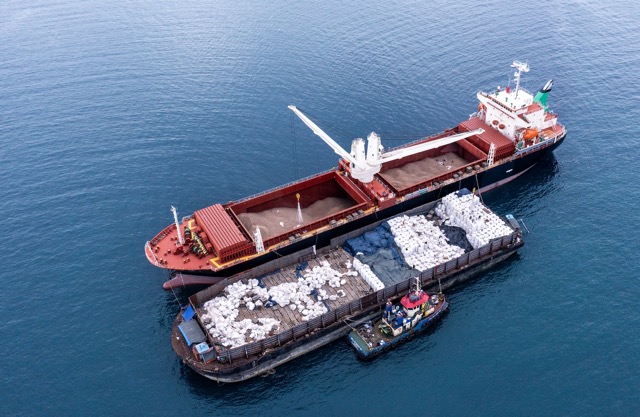 Aktivitas transhipment BJA. (Foto: FWI)