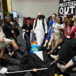 Aksi tolak energi fosil di COP30. (Foto: Bianka Csenki)