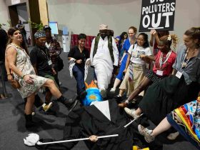 Aksi tolak energi fosil di COP30. (Foto: Bianka Csenki)