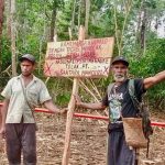 Vincent Kwipalo (kanan) dalam aksi protes masyarakat adat marga Kwipalo terhadap ekspansi perusahaan perkebunan tebu PT MNM di tanah adatnya, Merauke, Papua. Dok. Istimewa
