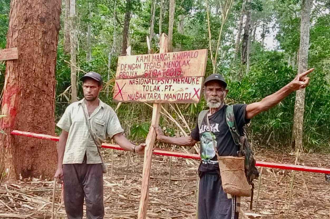 Vincent Kwipalo (kanan) dalam aksi protes masyarakat adat marga Kwipalo terhadap ekspansi perusahaan perkebunan tebu PT MNM di tanah adatnya, Merauke, Papua. Dok. Istimewa