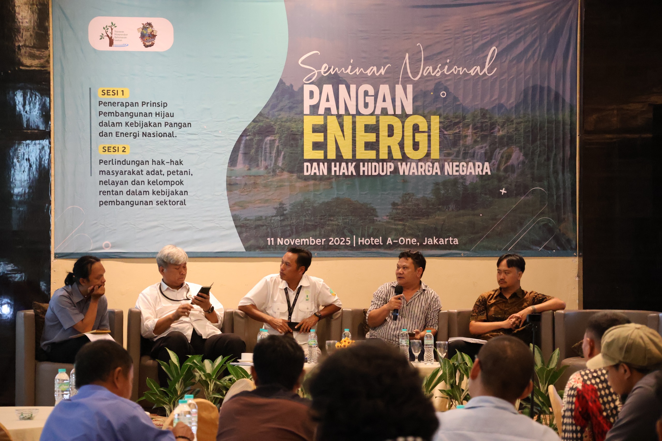 Rudi Rubijaya (Kiri), Agung Pambudi, Erasmus Cahyadi, Roni Septian (Kanan), saat menjadi narasumber pada kegiatan Seminar Nasional Pangan dan Energi: Perlindungan Hak-hak masyarakat adat, Petani, Nelayan dan Kelompok Rentan Dalam Kebijakan Pembangunan Sektoral, di Jakarta 11 November 2025. (Foto: Yayasan Masyarakat Kehutanan Lestari )