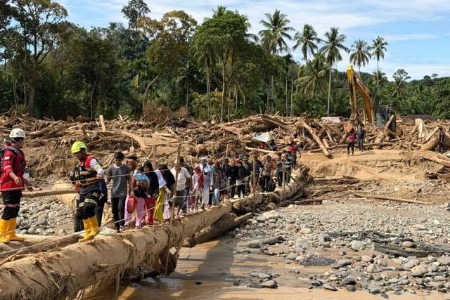Wapres Gibran Rakabuming saat melihat kondisi kerusakan kerusakan infrastruktur akibat bencana hidrometeorologi sekaligus menyapa warga di Desa Garoga, Kecamatan Batang Toru, Kabupaten Tapanuli Selatan, Sumatra Utara, Kamis (4/12/25). Foto: BNPB