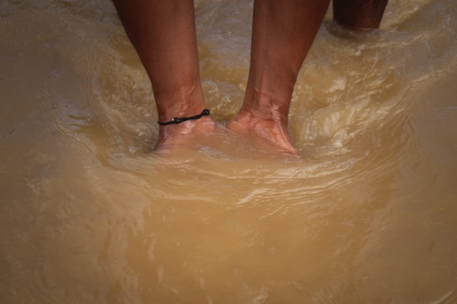 Air Sungai Popayato yang telah menjadi keruh akibat kerusakan di hulu. (Foto: Sarjan Lahay)