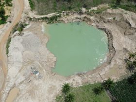 Aktivitas tambang emas ilegal di Pohuwato, Gorontalo yang meninggalkan lubang besar. Foto: Sarjan Lahay