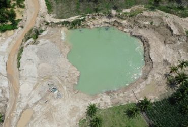 Aktivitas tambang emas ilegal di Pohuwato, Gorontalo yang meninggalkan lubang besar. Foto: Sarjan Lahay