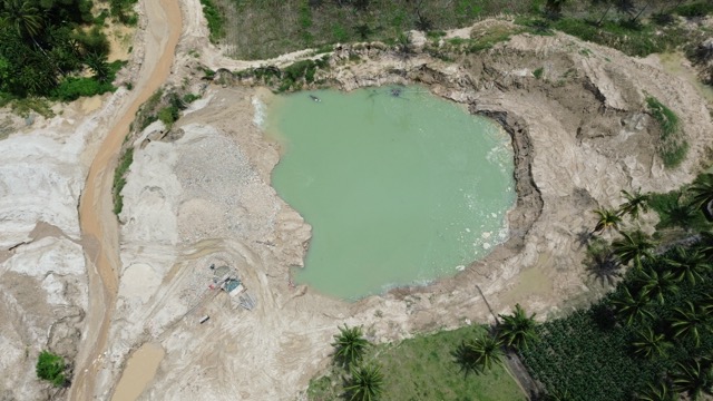 Aktivitas tambang emas ilegal di Pohuwato, Gorontalo yang meninggalkan lubang besar. Foto: Sarjan Lahay
