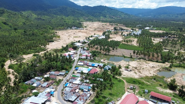 Aktivitas pertambangan emas tanpa izin (PETI) di Kecamatan Dengilo, Kabupaten Pohuwato. (Foto: Sarjan Lahay)