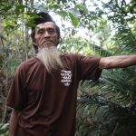 Musu Bilale, menunjukkan salah satu tempat dulu biasa dia tangkap kepiting kenari. Foto: Sarjan Lahay