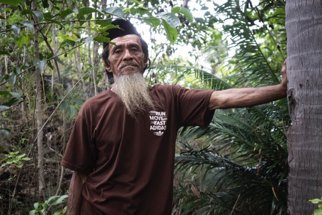 Musu Bilale, menunjukkan salah satu tempat dulu biasa dia tangkap kepiting kenari. Foto: Sarjan Lahay