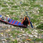 Seorang petugas membersihkan sampah yang menumpuk di kawasan Batujajar, Kecamatan Cihampelas, Kabupaten Bandung Barat. Foto : Donny Iqbal/Mongabay Indonesia