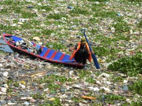 Seorang petugas membersihkan sampah yang menumpuk di kawasan Batujajar, Kecamatan Cihampelas, Kabupaten Bandung Barat. Foto : Donny Iqbal/Mongabay Indonesia