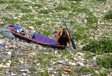 Seorang petugas membersihkan sampah yang menumpuk di kawasan Batujajar, Kecamatan Cihampelas, Kabupaten Bandung Barat. Foto : Donny Iqbal/Mongabay Indonesia