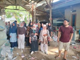 Mahasiswi Jurusan Biologi UNPAM yang melakukan kunjungan lapangan ke empat pengepulan sampah di Serang.