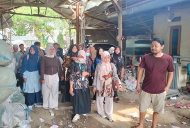 Mahasiswi Jurusan Biologi UNPAM yang melakukan kunjungan lapangan ke empat pengepulan sampah di Serang.