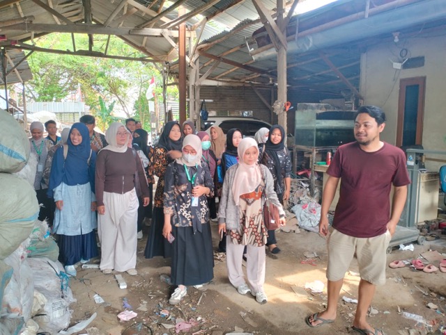 Mahasiswi Jurusan Biologi UNPAM yang melakukan kunjungan lapangan ke empat pengepulan sampah di Serang.