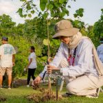Perwakilan Kebun Raya Eka Karya Bali dalam Inisiatif Penanaman 1.000 Pohon di Nuanu Creative City. KREDIT FOTO: Nuanu Creative City