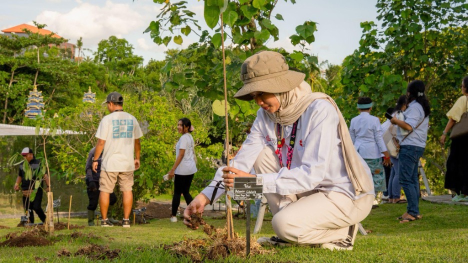 Perwakilan Kebun Raya Eka Karya Bali dalam Inisiatif Penanaman 1.000 Pohon di Nuanu Creative City. KREDIT FOTO: Nuanu Creative City