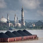 Sebuah tongkang batubara sedang melintasi sungai Mahakam di Samarinda, Kalimantan Timur. Foto: Kemal Jufri/Greenpeace.