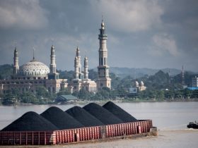 Sebuah tongkang batubara sedang melintasi sungai Mahakam di Samarinda, Kalimantan Timur. Foto: Kemal Jufri/Greenpeace.