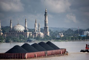 Sebuah tongkang batubara sedang melintasi sungai Mahakam di Samarinda, Kalimantan Timur. Foto: Kemal Jufri/Greenpeace.